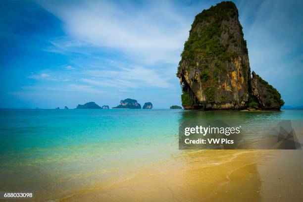 Playa de Hat Tham Phra Nang. Railay. Provincia de Krabi, Tailandia.