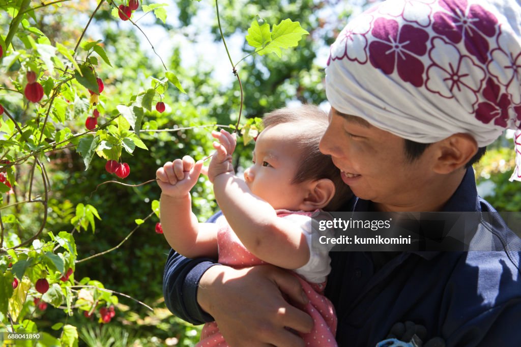 日本の若い父親と女の赤ちゃん