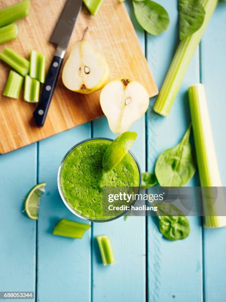 cetriolo sano, spinaci di sedano e frullati di pere - celery foto e immagini stock