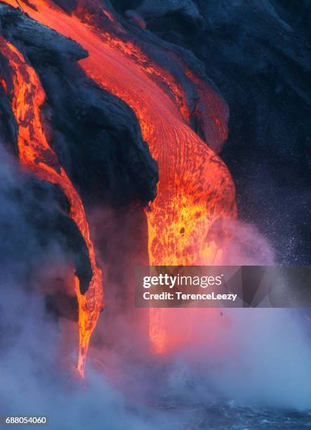 lava flowing into the pacific ocean - lava stock-fotos und bilder