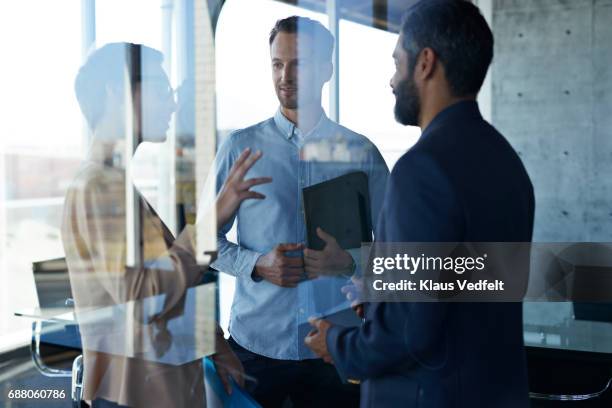 business people having discussions in meeting room - reflexo efeito de luz - fotografias e filmes do acervo