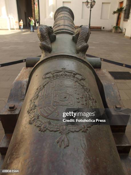 El Relampago" Bronze cannon forged in 1772, in the courtyard of the La Moneda Palace in Santiago de Chile.