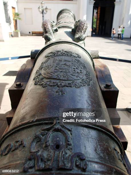 El Relampago" Bronze cannon forged in 1772, in the courtyard of the La Moneda Palace in Santiago de Chile.