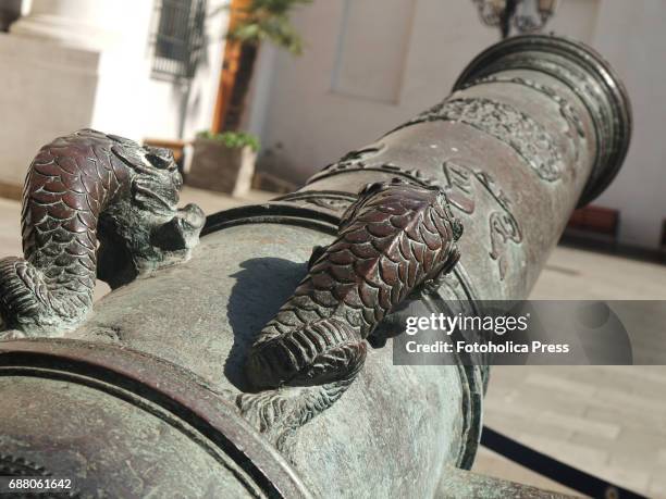 El Relampago" Bronze cannon forged in 1772, in the courtyard of the La Moneda Palace in Santiago de Chile.