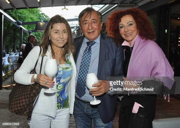 Andrea vom Badesee, Richard Lugner and Christina Lugner pose during the 'Die Allee zum Genuss' restaurant opening party on May 24, 2017 in Vienna,...