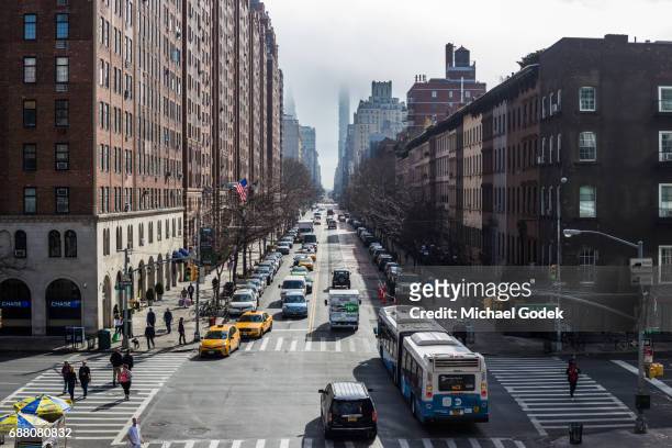 populated city street as seen from high line walkway - bus lane stockfoto's en -beelden