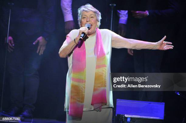 Deborah Reddy Singer 874 Helen Reddy Photos Stock Photos, High-Res Pictures, and Images ...