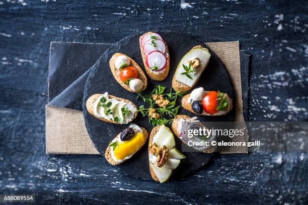 crostini di pane integrale farciti - pane integrale stockfoto's en -beelden