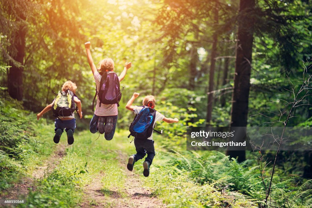 Caminhantes pouco felizes, pulando de alegria