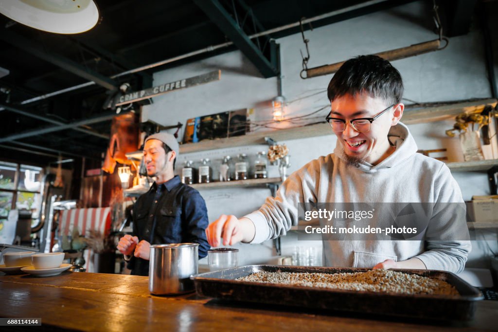 Zwei junge Männer-Café-Besitzer von zuversichtlich