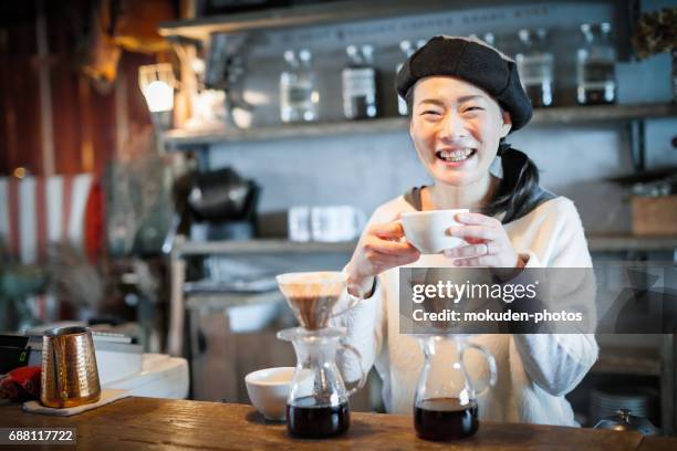 propriétaire de café femme japonaise heureuse - 医療とヘルスケア photos et images de collection