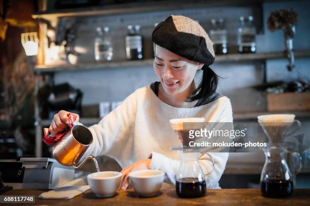 gelukkig japanse vrouw café eigenaar - オーナー stockfoto's en -beelden