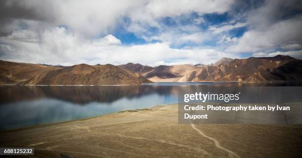 vue sur le lac pangong tso à la frontière entre l'inde et la chine - échappée belle stock pictures, royalty-free photos & images