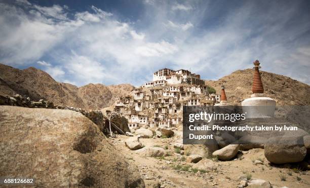 le monastère de chemrey au ladakh - échappée belle stock pictures, royalty-free photos & images