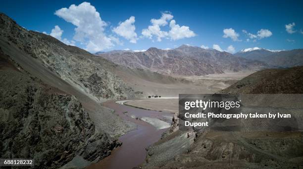 vue ouverte sur une vallée au ladakh - fleuve et rivière stock pictures, royalty-free photos & images