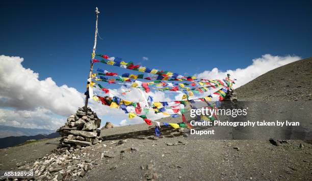 drapeaux de prière sur le col du montagne - échappée belle stock pictures, royalty-free photos & images