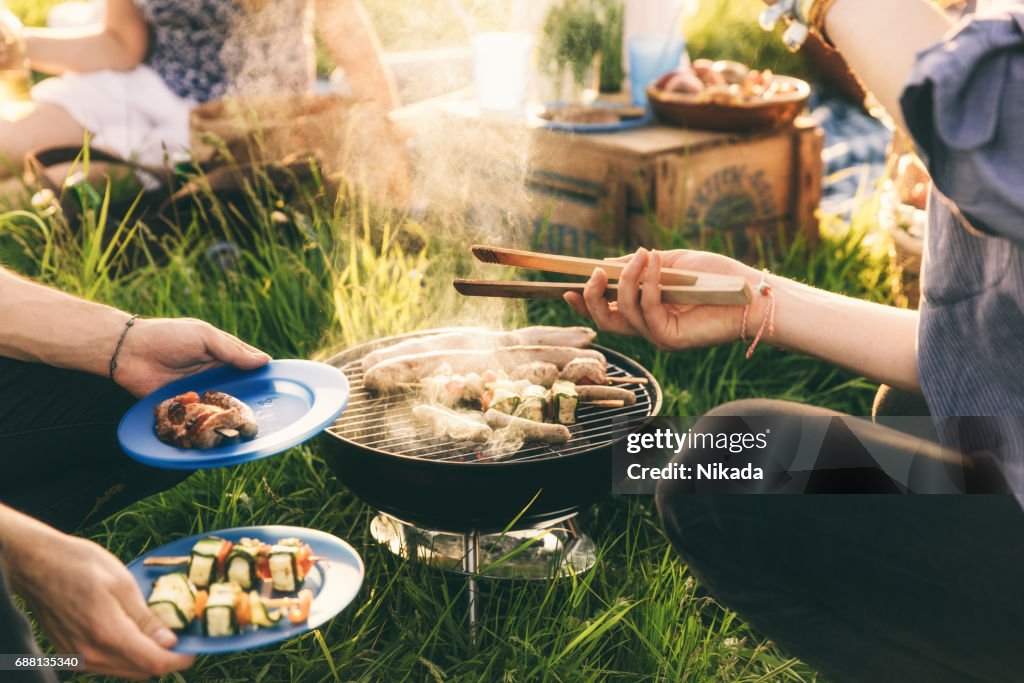 Teller voller gegrillter Speisen, Grill mit Freunden