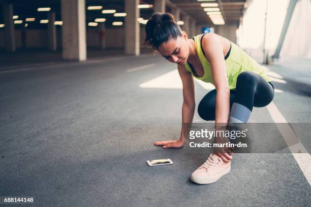 sportswoman with injured ankle - distenção imagens e fotografias de stock