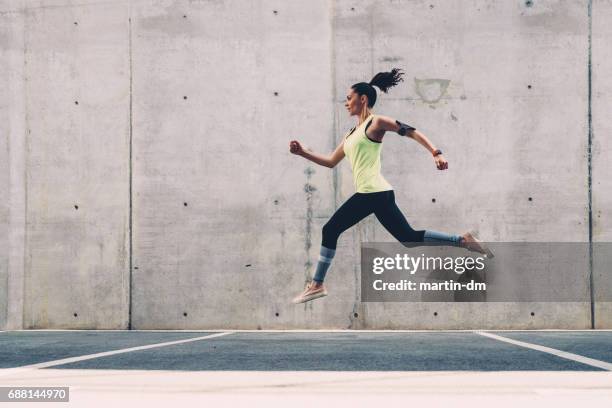 sportlerin, joggen - woman long jump stock-fotos und bilder