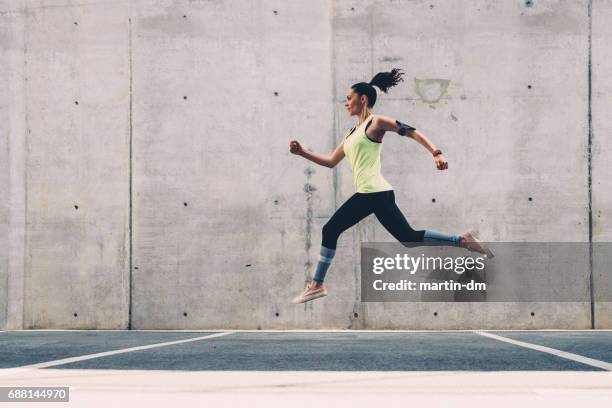 adeptes des activités de faire du jogging - saut en longueur photos et images de collection
