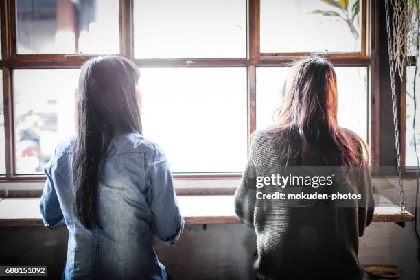 gelukkig japanse dames ontspannen vakantie in het café - 背中 stockfoto's en -beelden