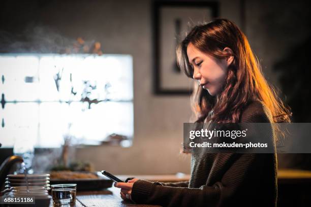 gelukkig japanse vrouw ontspannen vakantie in het café - 医療とヘルスケア stockfoto's en -beelden