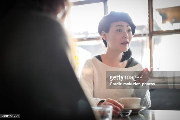 café-besitzer glücklich japanerin - リラグゼーション stock-fotos und bilder