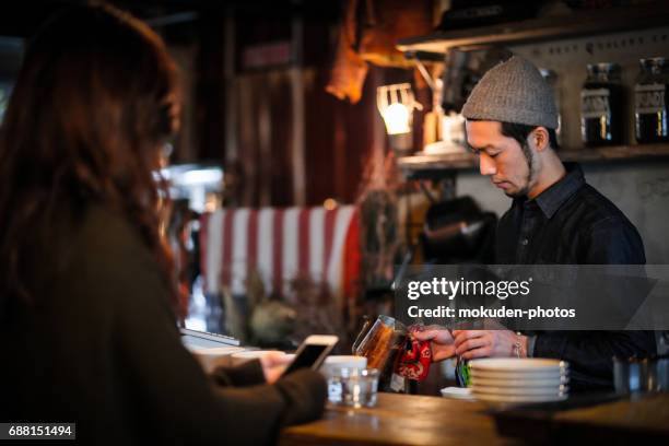 zeker jonge mannelijke gelukkig café-eigenaar - オーナー stockfoto's en -beelden