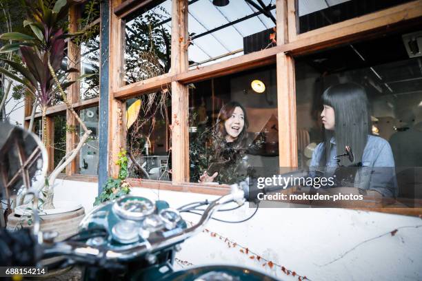 happy japanese womans relaxing holidays at the cafe - 家族 imagens e fotografias de stock