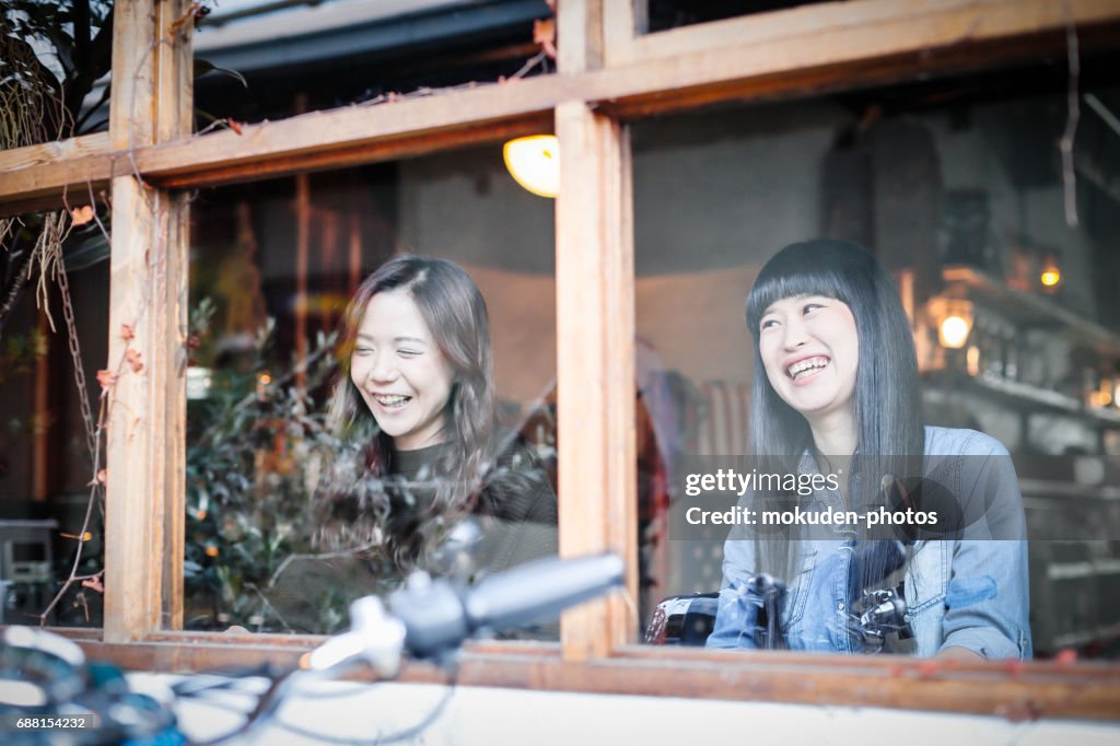 Glücklich japanische Womans erholsame Urlaubstage im café