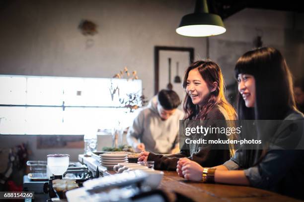 happy japanese womans relaxing holidays at the cafe - 家族 imagens e fotografias de stock