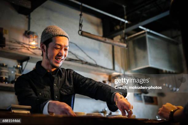 自信的年輕男性快樂咖啡館老闆 - コミュニケーション 個照片及圖片檔