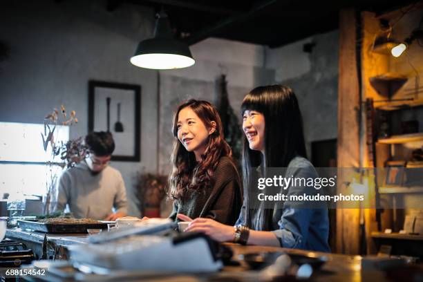 feliz mujer japonesa unas relajantes vacaciones en el café - 健康的な生活 fotografías e imágenes de stock