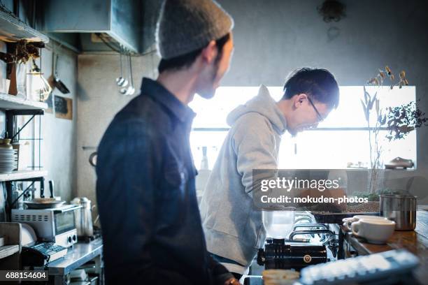 überzeugt junge männer glücklich café-besitzer - リラグゼーション stock-fotos und bilder