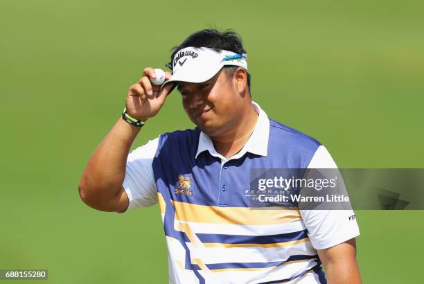 Kiradech Aphibarnrat of Thailand acknowledges the crowd on the 18th green during day one of the BMW PGA Championship at Wentworth on May 25, 2017 in...