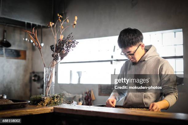 fiducioso giovane maschio felice proprietario del caffè - 管理者 foto e immagini stock