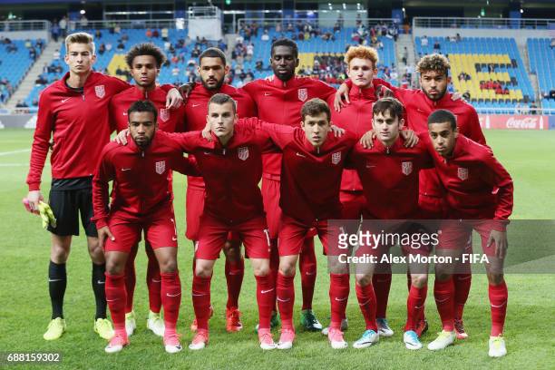 Players pose for a team photo prior to the FIFA U-20 World Cup Korea Republic 2017 group F match between Senegal and USA at Incheon Munhak Stadium on...