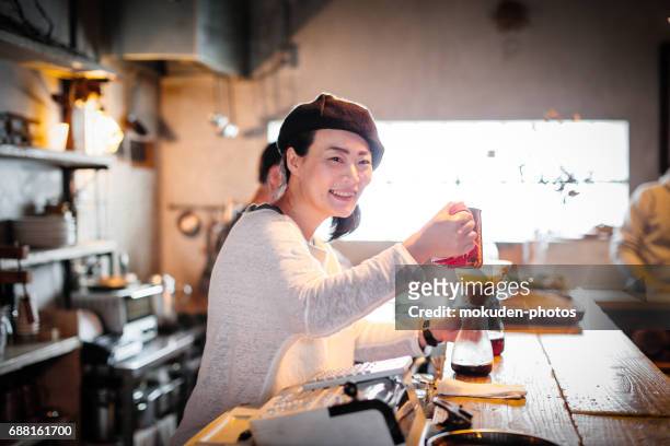 happy japanese woman cafe owner - 家族 imagens e fotografias de stock