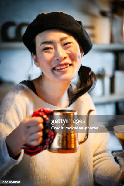 felice giapponese donna proprietario del caffè - 管理者 foto e immagini stock