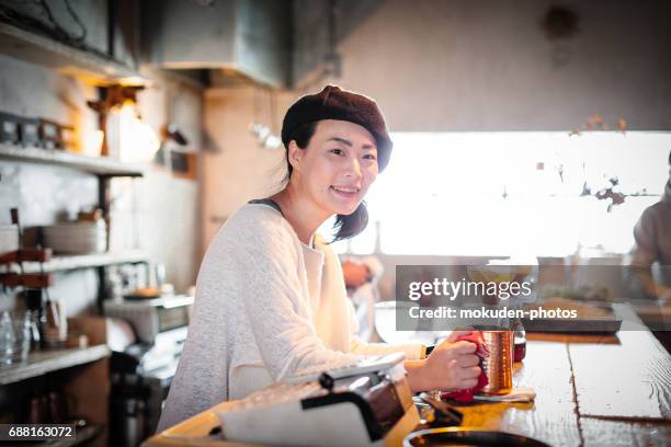 felice giapponese donna proprietario del caffè - 管理者 foto e immagini stock