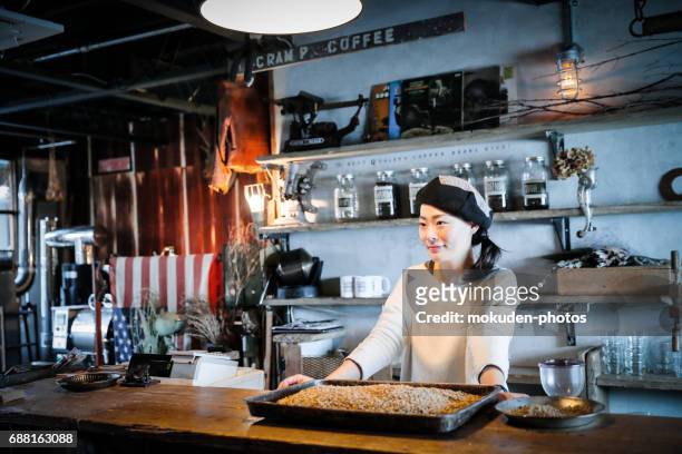 gelukkig japanse vrouw café eigenaar - 働く stockfoto's en -beelden