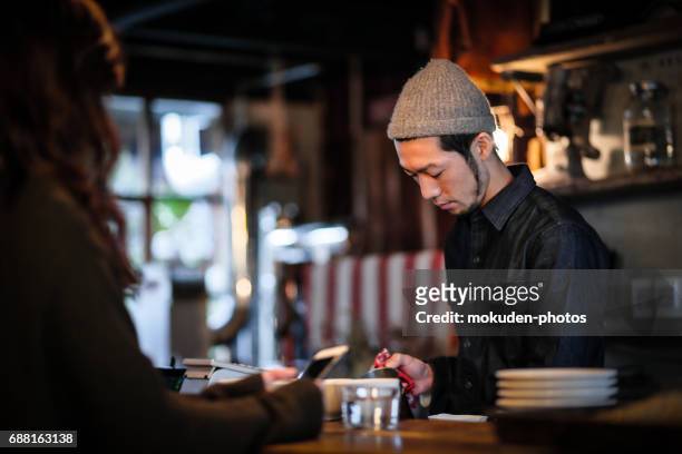 überzeugt junge männliche glücklich café-besitzer - 始まり stock-fotos und bilder