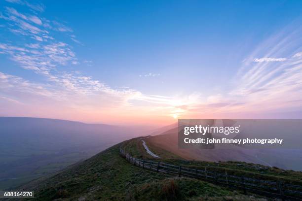 the great ridge at sunrise in the english peak district. uk. - morning in the mountain fotografías e imágenes de stock