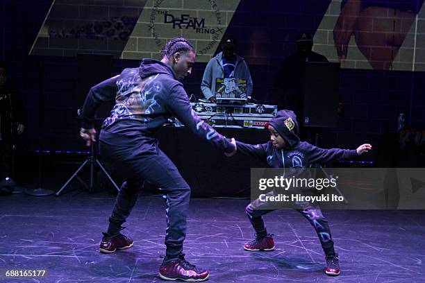 Flexing Dance Move Flexing (Dance) Photos and Premium High Res Pictures - Getty Images