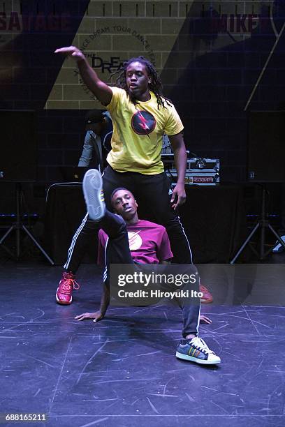 Flexing Dance Move Flexing (Dance) Photos and Premium High Res Pictures - Getty Images