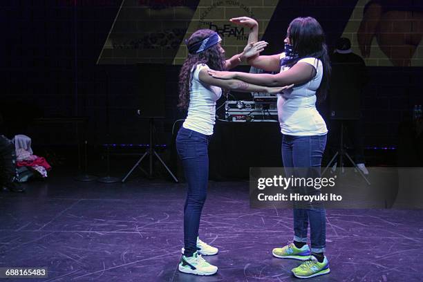 Flexing Dance Move Flexing (Dance) Photos and Premium High Res Pictures - Getty Images