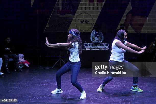Flexing Dance Move Flexing (Dance) Photos and Premium High Res Pictures - Getty Images