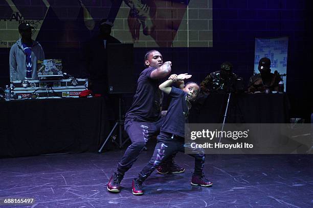 Flexing Dance Move Flexing (Dance) Photos and Premium High Res Pictures - Getty Images