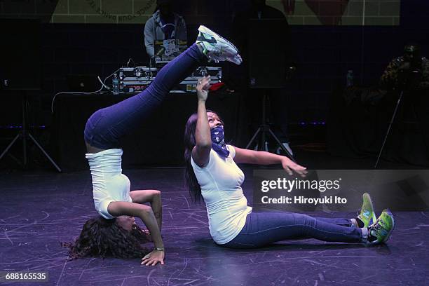 Flexing Dance Move Flexing (Dance) Photos and Premium High Res Pictures - Getty Images