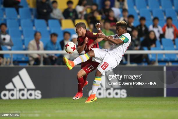 Bamba Kane of Senegal and Brooks Lennon of USA compete for the ball during the FIFA U-20 World Cup Korea Republic 2017 group F match between Senegal...